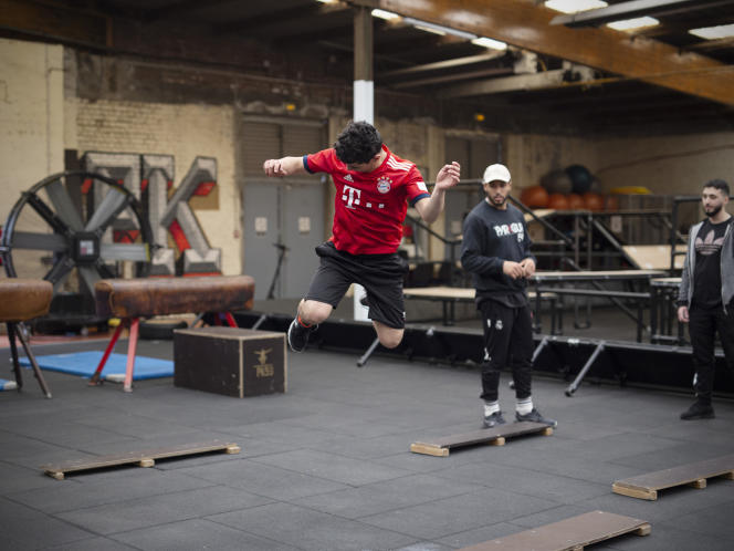 Des jeunes diplômés Parkour 59 et leur coach, Mohamed Ayari, dans les locaux de l'association créée par Larbi Liferki, à Roubaix (Nord), le 21 avril 2022. 