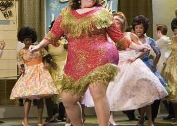 L'image peut contenir Pose de danse Activités de loisirs Vêtements Vêtements Personne humaine Robe de soirée Robe Robe et mode