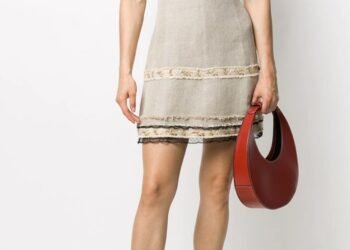 L'image peut contenir des vêtements, des vêtements, des vêtements, des humains et des personnes.