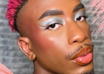 L’image peut contenir : visage, humain, personne, sourire et tête