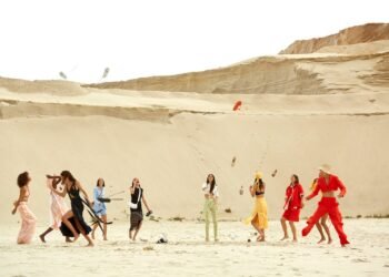 L'image peut contenir Sol Extérieur Nature Sable Personne humaine Dune Désert Animal et oiseau