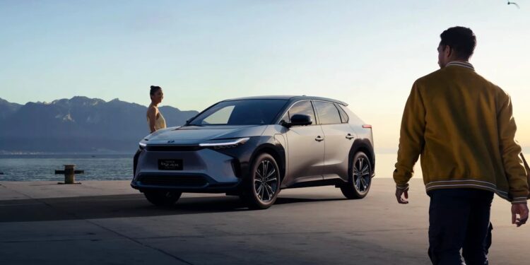 Toyota rappelle 2 700 voitures électriques produites entre mars et juin pour une roue défectueuse qui pourrait se détacher – Thebuzzly