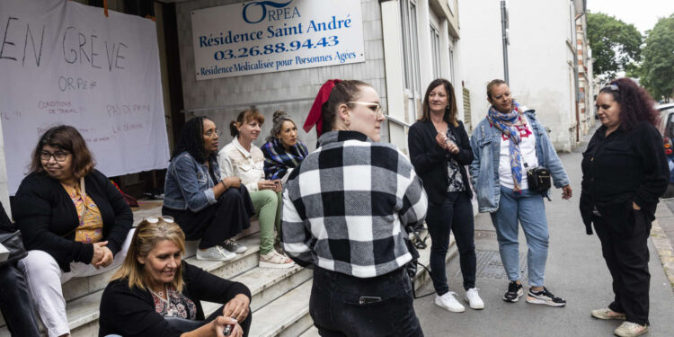 A Reims, la grève des "gilets jaunes" d'Orpea