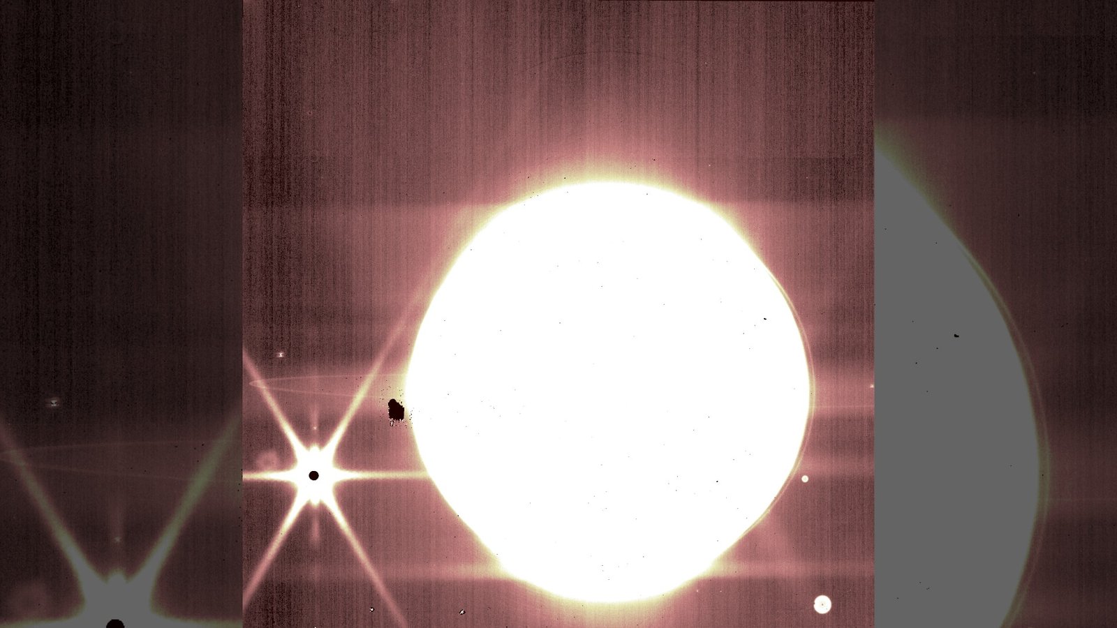 Jupiter et certaines de ses lunes sont vues à travers le filtre NIRCam 3,23 microns du télescope spatial James Webb.