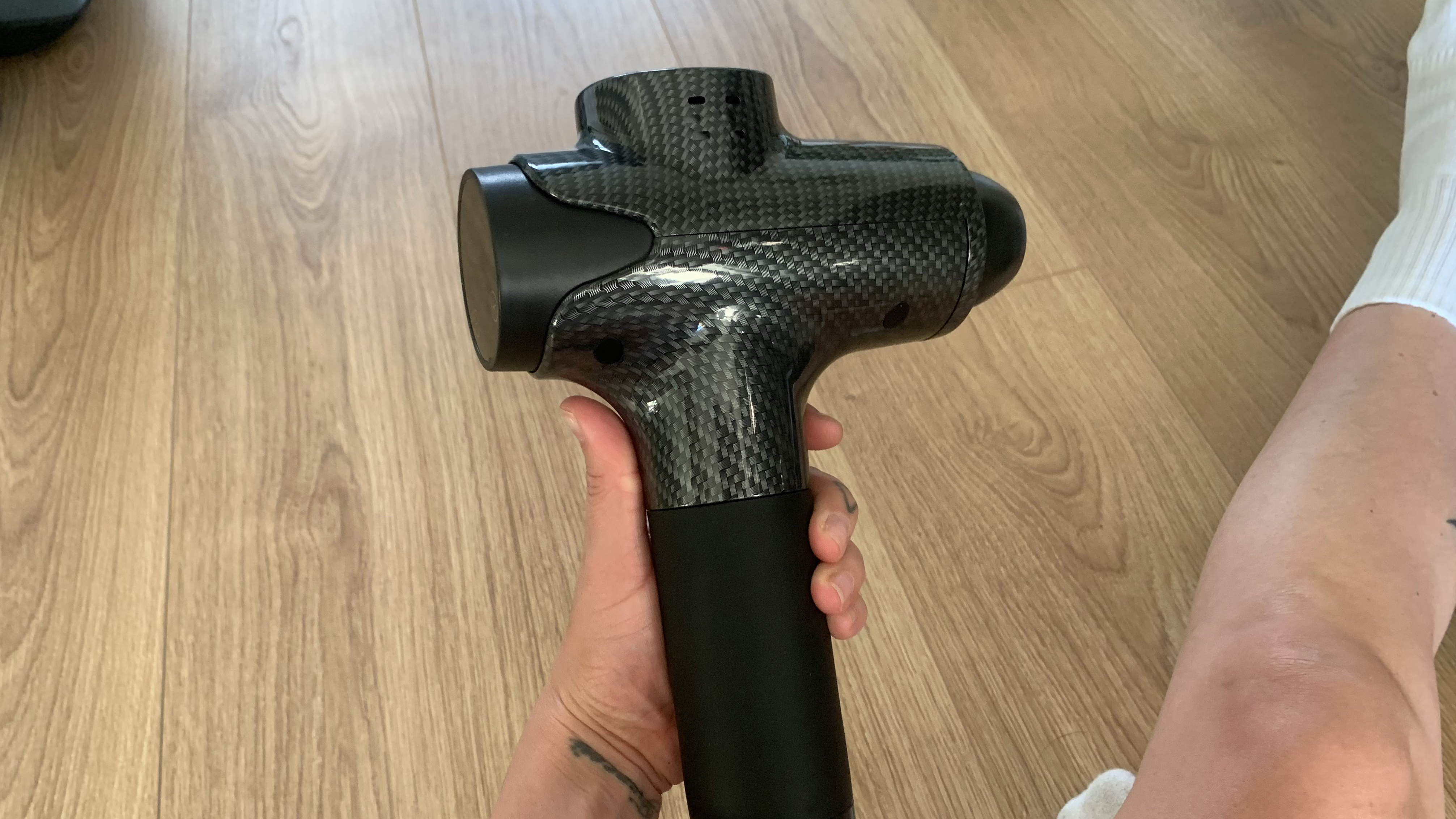 Pistolet de massage Lairlux testé sur la jambe