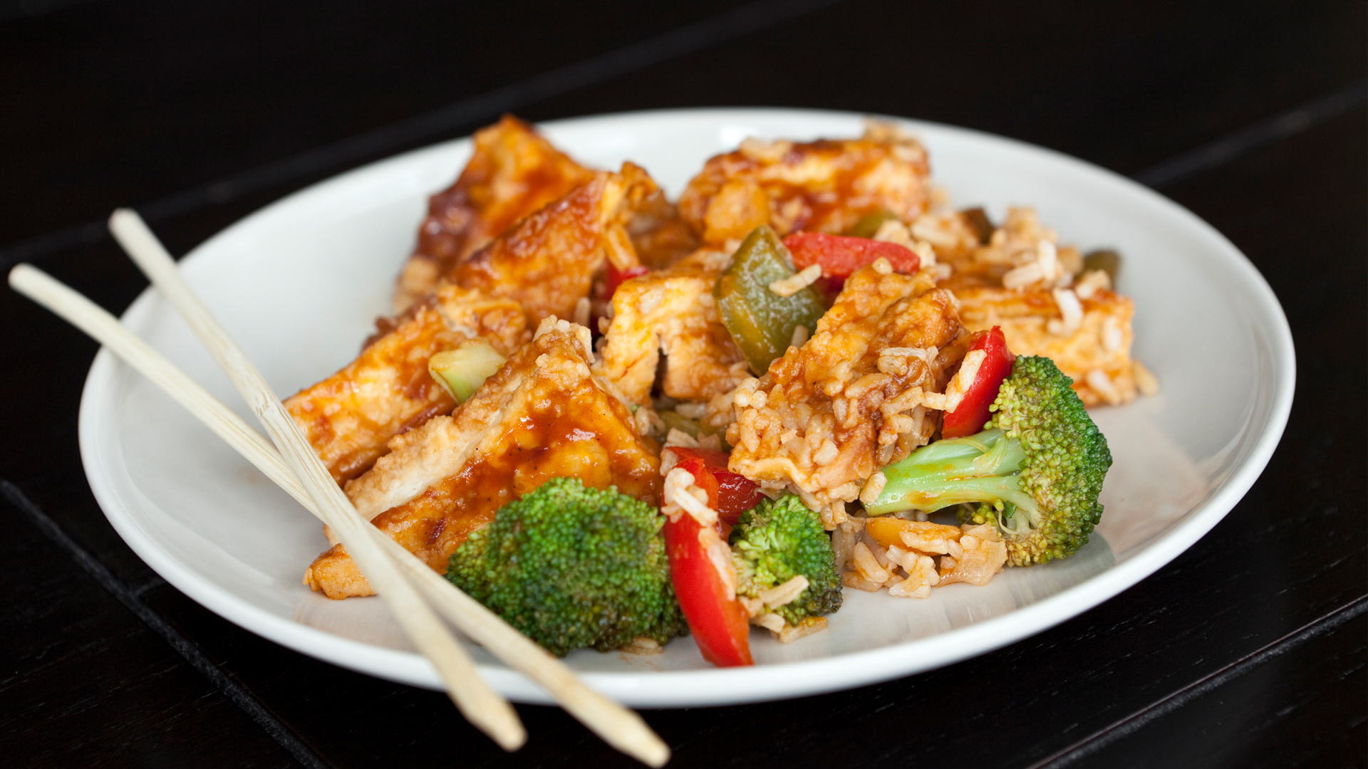 sauté de tofu avec riz brun et légumes