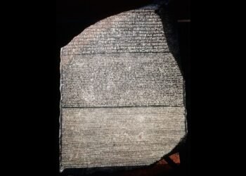 Pourquoi la pierre de Rosette a-t-elle 3 types d'écriture ?