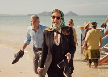 L'image peut contenir des vêtements, des vêtements, des lunettes de soleil, des accessoires, des accessoires, des manches et Julia Roberts.