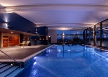 L'image peut contenir de l'eau de piscine Piscine Humain et personne