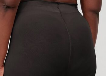 L’image peut contenir : vêtements, short, vêtements, humain, personne et cuisse