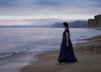 L'image peut contenir des vêtements, des vêtements, une personne humaine, une cape et de la mode.