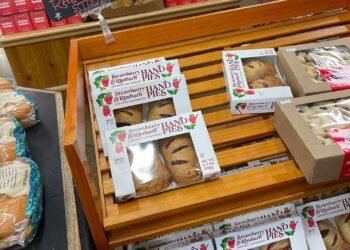 Dernières trouvailles de Trader Joe : écran solaire facial quotidien à large spectre FPS 40 et tartes aux fraises et à la rhubarbe