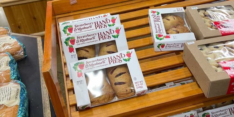 Dernières trouvailles de Trader Joe : écran solaire facial quotidien à large spectre FPS 40 et tartes aux fraises et à la rhubarbe