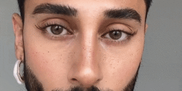 L'image peut contenir un visage humain et une barbe