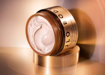 JLO célèbre son 53e anniversaire avec une séance photo nue et un nouveau produit "Booty Balm"