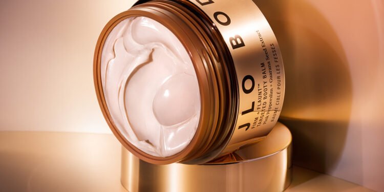 JLO célèbre son 53e anniversaire avec une séance photo nue et un nouveau produit "Booty Balm"