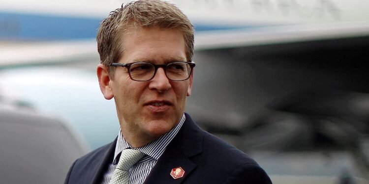 Jay Carney, le plus haut responsable des communications d'Amazon, rejoint Airbnb en tant que responsable des politiques – Thebuzzly