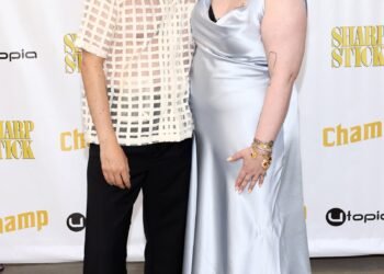 LOS ANGELES CALIFORNIE 25 JUILLET Lena Dunham et Luis Felber assistent à la première de Sharp Stick de Lena Dunham à Brain Dead...