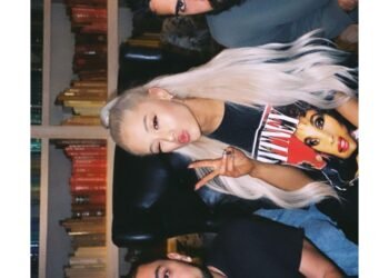 Les cheveux nouvellement blonds d'Ariana Grande nous donnent un aperçu de Glinda