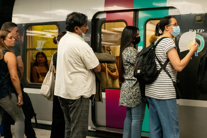 Des voyageurs sur le quai du RER B, à la gare de Châtelet, à Paris, le 19 juillet 2022.
