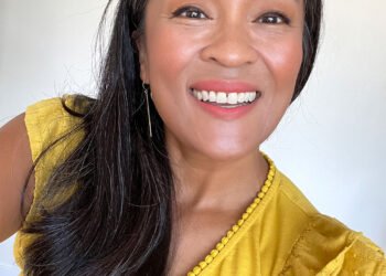 Lèvres et joues de corail estivales et ce que l'âge adulte équivaut