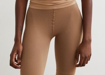 L’image peut contenir : vêtements, humain, personne, pantalon, cuisse et short