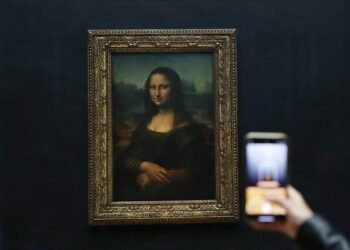 Mona Lisa attaquée avec un gâteau au Louvre par un militant pour le climat