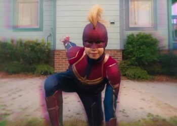 L'image peut contenir un costume de cosplay d'humain et de personne