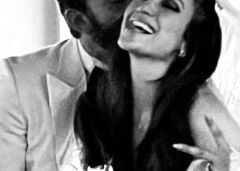 L'image peut contenir un visage humain et un câlin