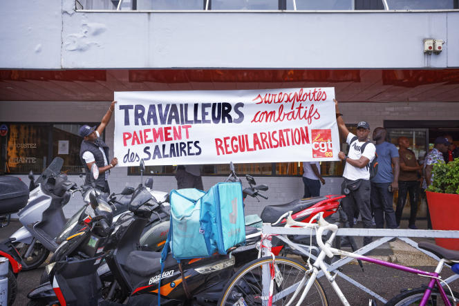 A l'entrée de l'hôtel Ibis de Bagnolet (Seine-Saint-Denis), reconverti en centre d'hébergement d'urgence depuis le début de la crise sanitaire, des salariés sans papiers ont lancé une grève pour exiger le paiement de leurs salaires et leur régularisation, le 20 juillet dernier. 2022.