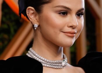 L'image peut contenir Collier Bijoux Accessoires Accessoire Visage Personne humaine Vêtements et vêtements