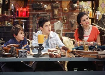 Selena Gomez et ses partenaires OG dans le crime Jake T. Austin et David Henrie dans Wizards of Waverly Place.