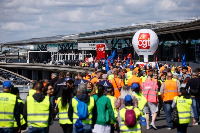 Des salariés en grève manifestent à l'aéroport de Roissy-Charles-de-Gaulle le 1er juillet.  