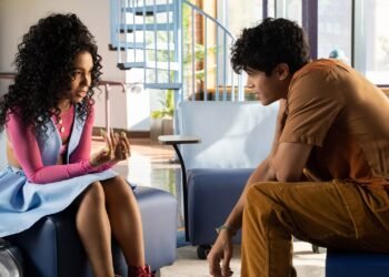 L'image peut contenir une personne humaine assise Vêtements Vêtements Cheveux Chaussures et chaussures