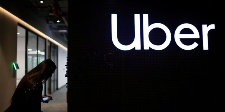 Uber et le PDG d'Ola, Bhavish Aggarwal, réfutent le rapport de fusion