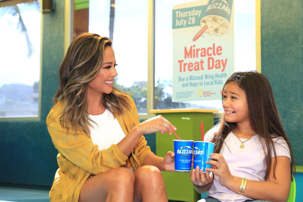 Vanessa Lachey parle des massages lymphatiques, de son produit préféré à utiliser à Hawaï et du scoop de la saison 3 de "Love is Blind" – Thebuzzly