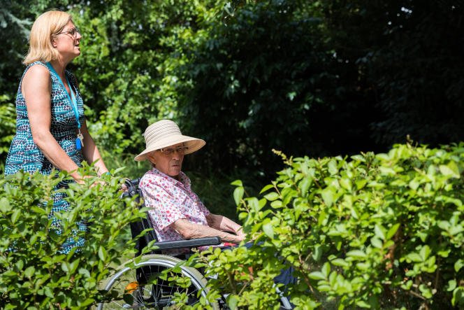 Marielle, résidente de l'Ehpad Saint Joseph à Nantes (44), cherche un coin ombragé dans le jardin avec sa fille Florence, venue lui rendre visite en cette période de fortes chaleurs.  A Nantes, le 15 juin 2022.