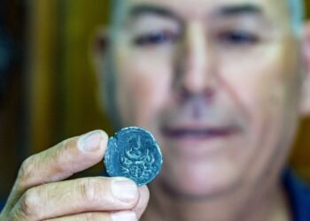 Une pièce de monnaie romaine "Zodiac" avec le signe du cancer découverte en Israël