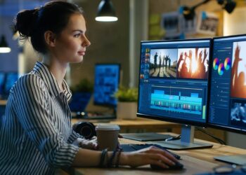 Une femme qui travaille sur un logiciel de montage vidéo gratuit