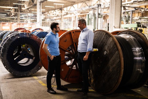 Tiago Campelo, responsable des ressources humaines (à gauche), et Marton Balog, responsable de production, à l'usine de câbles de Kistelek, en Hongrie, le 11 juillet 2022.