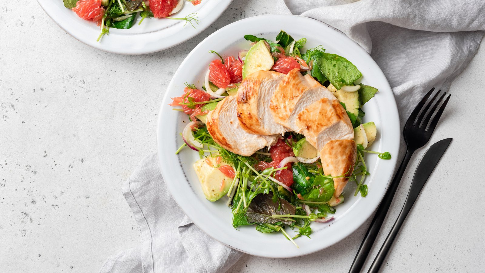 Assiette de salade saine avec poulet grillé et avocat