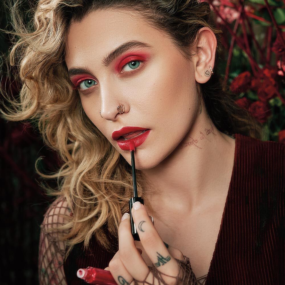 Paris Jackson sur son amour pour KVD Beauty, le baume à lèvres Burt's Bees et la mousse de mer d'Irlande – Thebuzzly's Bees et la mousse de mer d'Irlande