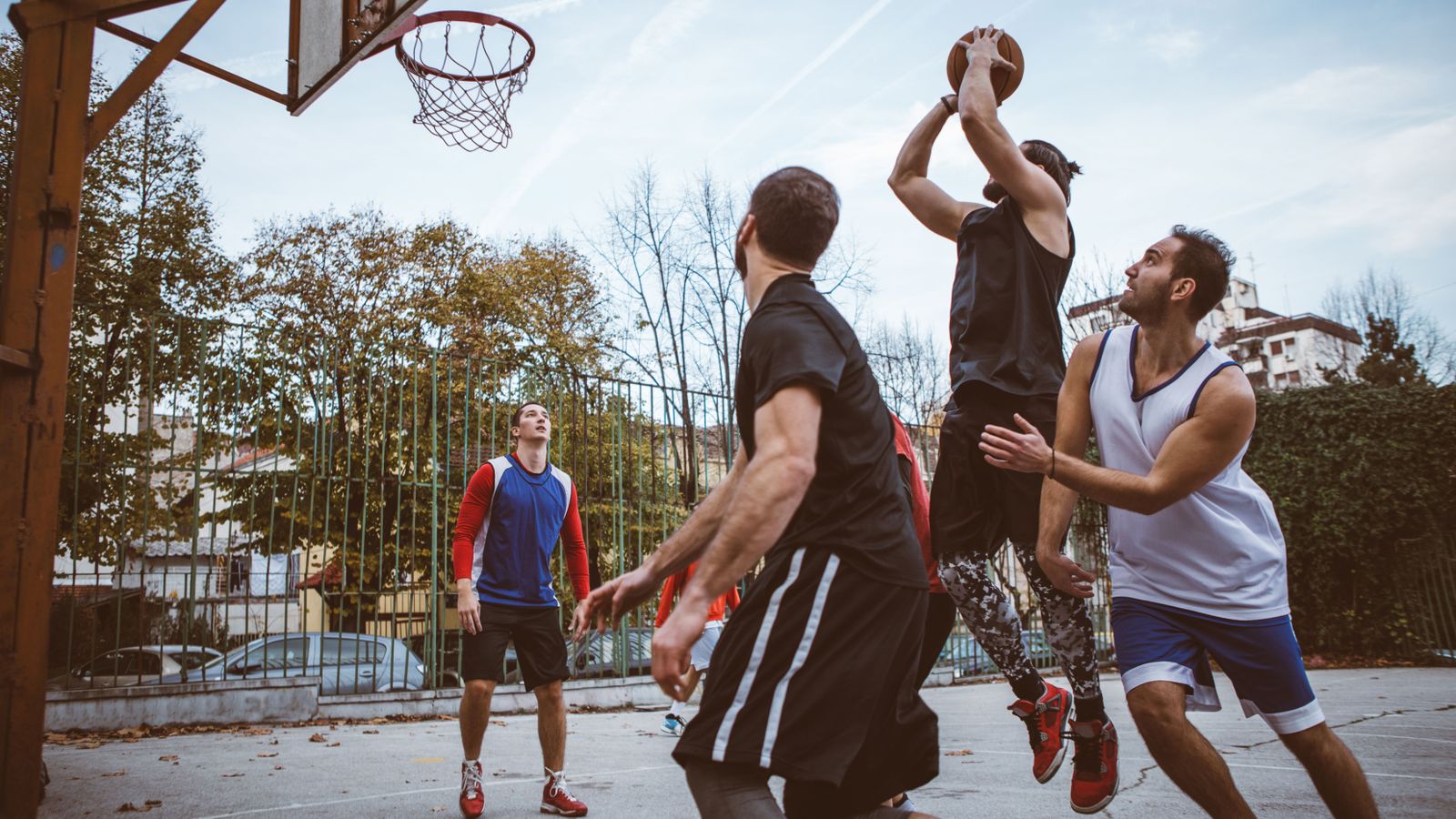 Groupe d'amis jouant au basket