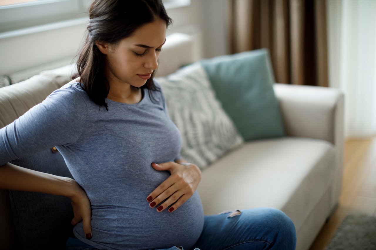 Femme enceinte souffrant de maux de dos