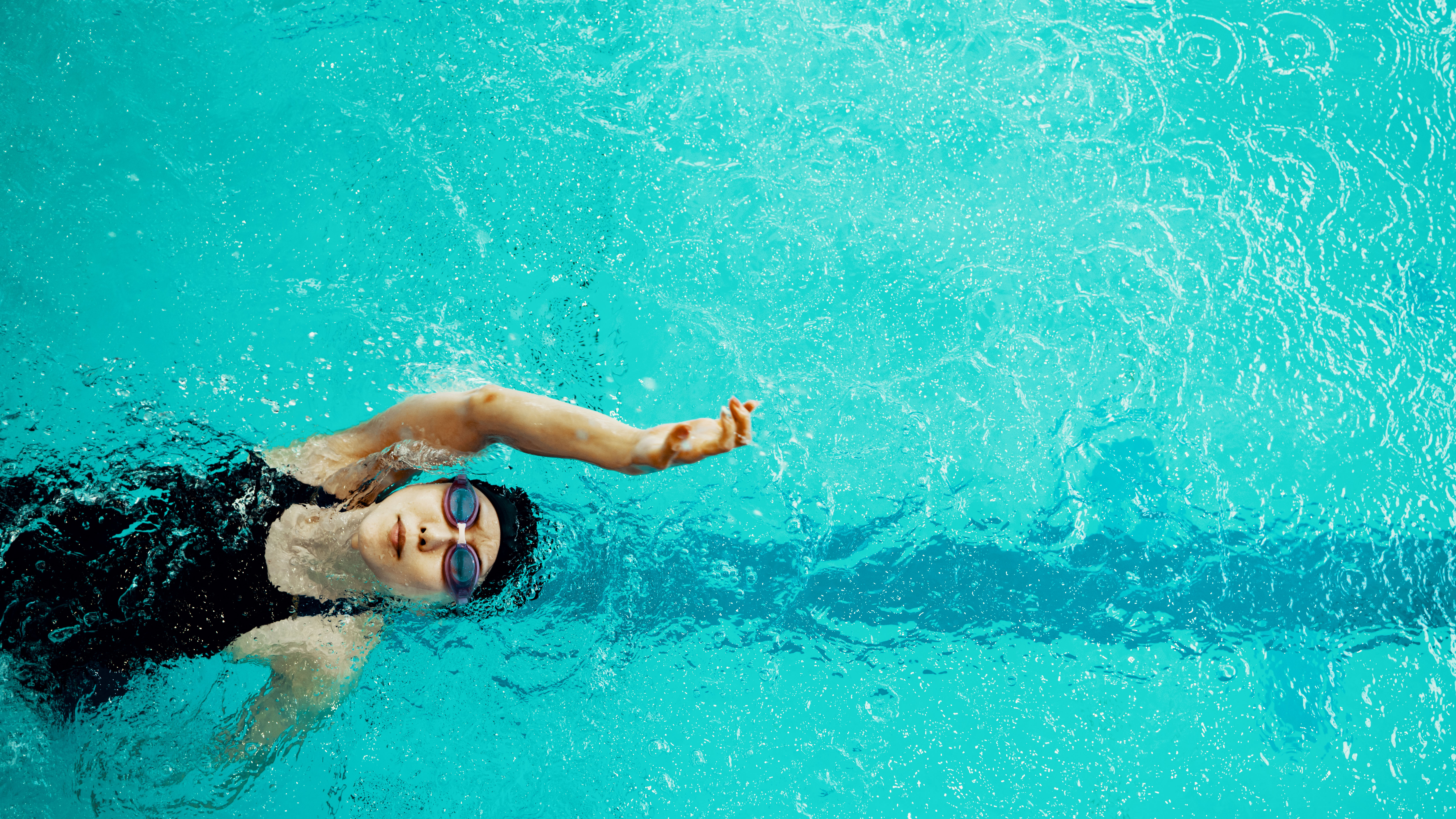 Personne nageant dans la piscine