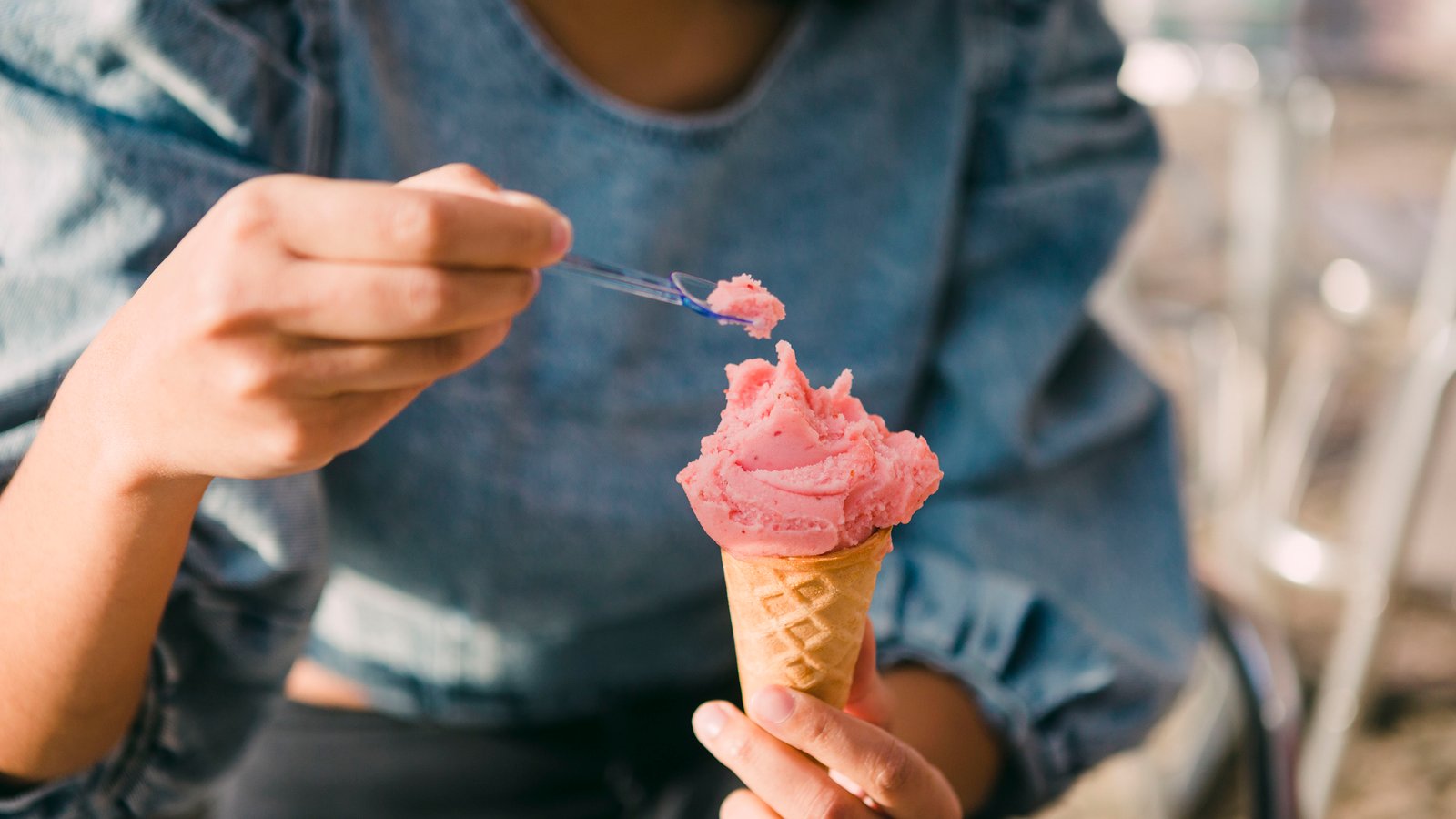 Femme mangeant de la glace rose