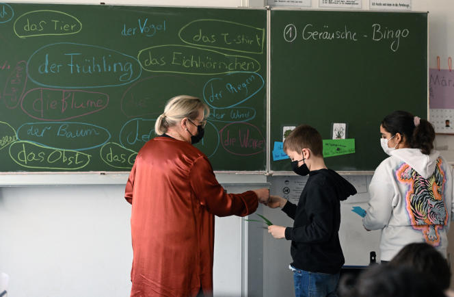 Un enseignant (à gauche) avec des élèves ukrainiens à l'école polyvalente Max-Ernst de Cologne, en Allemagne, le 25 mars 2022.