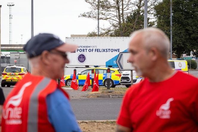 Travailleurs du syndicat Unite en grève au port de Felixstowe (Royaume-Uni), le 21 août 2022. 