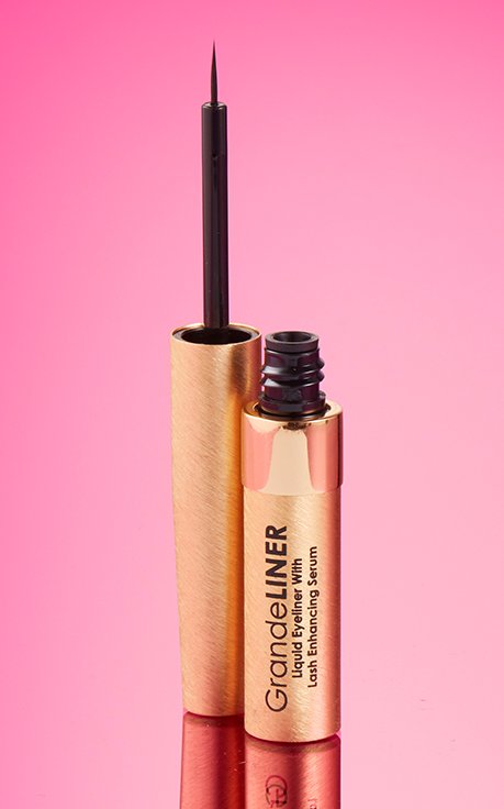 Cet eye-liner liquide sans bavures contient également un sérum rehausseur de cils – Thebuzzly