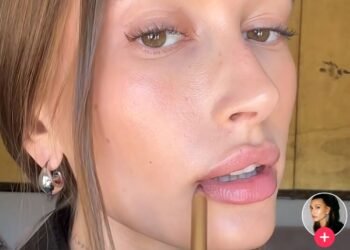 Comment clouer les lèvres 'Brownie Glazed' de Hailey Bieber
